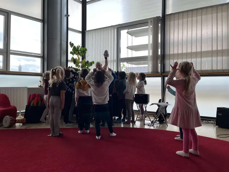 Starší děti v knihovně