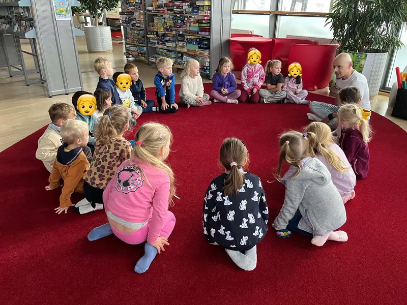 Starší děti v knihovně